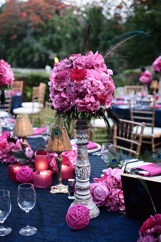 Декор стола со множеством элементов: цветы, свечи, лампы