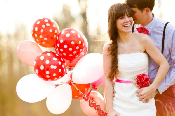 Воздушные шары - деталь свадебной фотосессии