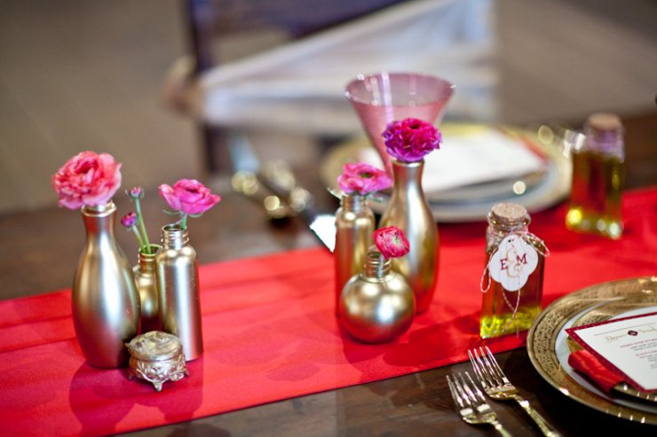 Оформление свадебного стола: цветы в декоративных бутылочках