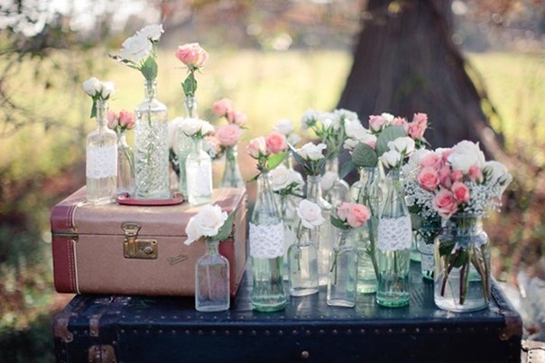 Детали свадебной фотосессии: чемодан и цветы