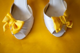 Туфли невесты с бантиками и открытым носом