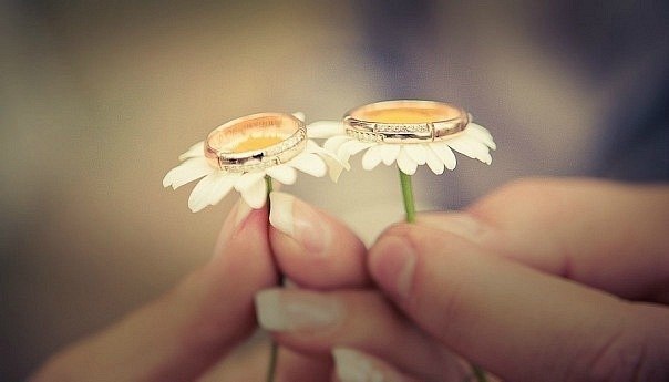 Романтичная деталь фотосессии - цветы ромашки как подушечка для колец