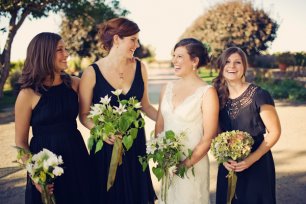 Подружки невесты: разные фасоны платьев и формы букетов