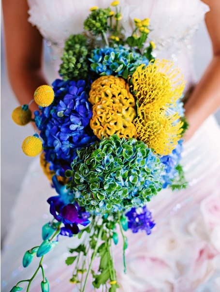 Каскадный букет невесты из необычных цветов