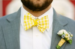 Интересное сочетание галстука-бабочки и бутоньерки жениха