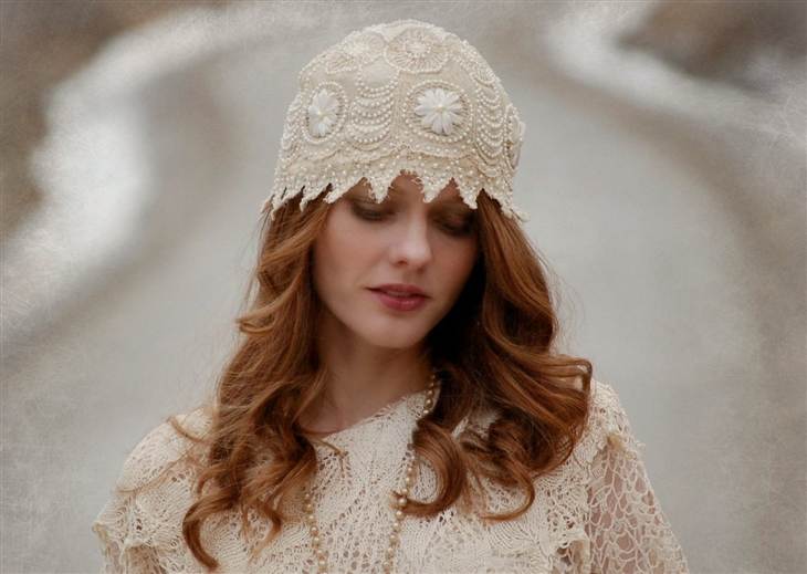 Чепец, украшенный бисером и кружевом, на голову для невесты