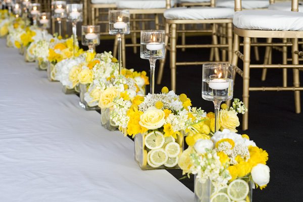 Интересное решение для декора места бракосочетания: свечи, цветы и лимоны