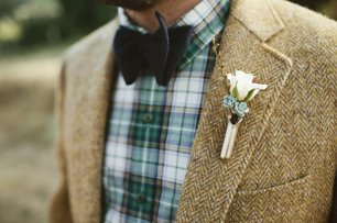 Аксессуары жениха: объемный галстук-бабочка и бутоньерка из мини-букета