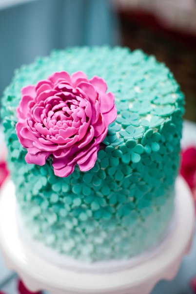 Свадебный торт, украшенный маленькими цветами из мастики