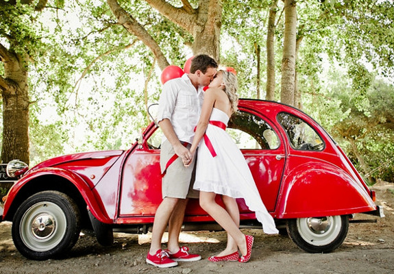 Ретро-автомобиль на свадебной фотосессии