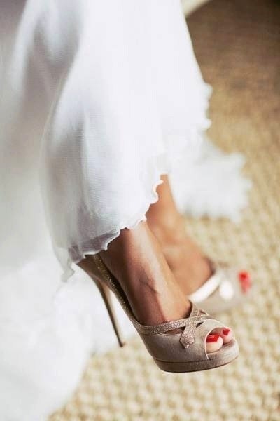 Туфли невесты с мерцающими элементами и открытым носом