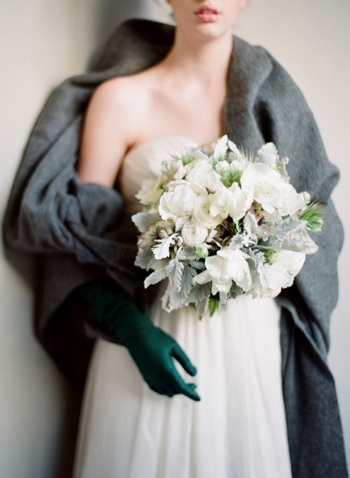 Аксессуары образа невесты: пальто, перчатки и букет