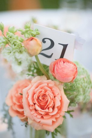 Номер стола, спрятанный в цветочной композиции