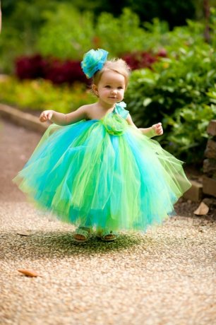 Цветочная девочка в платье с пышной юбкой