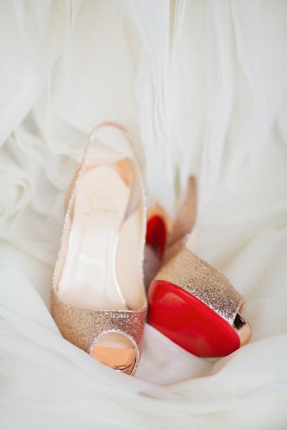 Туфли невесты с открытым носом и красной подошвой