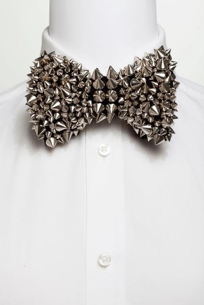 Необычный галстук-бабочка с шипами для жениха