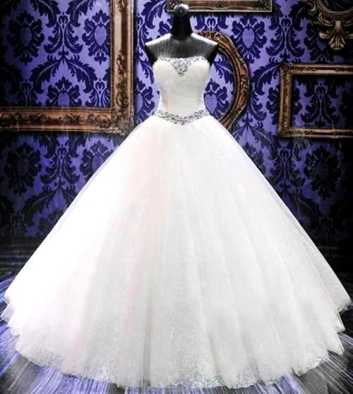 Платье невесты с невероятно пышной юбкой