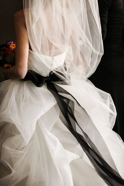 Пояс в виде банта на платье невесты