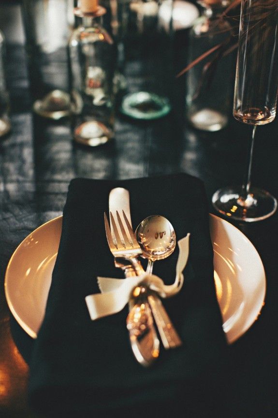Элегантное оформление свадебного стола: "золотые" прибора на черной салфетке