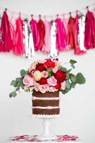 Свадебный торт, украшенный цветочной композицией