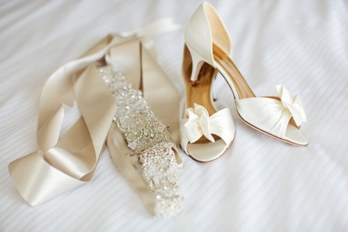 Туфли невесты на низком каблуке