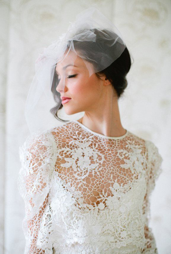 Воздушная фата-вуалетка и платье невесты с шитьем