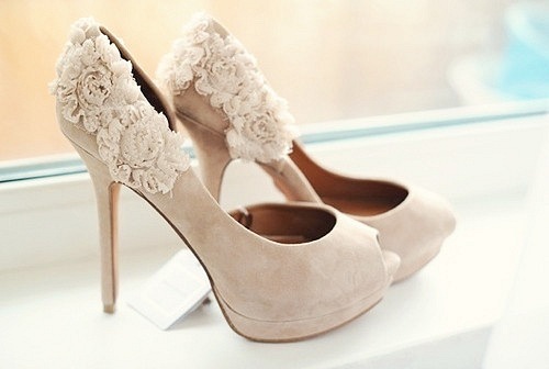 Туфли невесты с тканевыми цветами