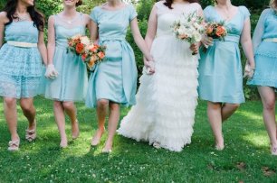 Платья подружек невесты: разный фасон, одинаковый цвет