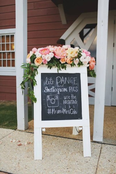 Грифельная доска с цветами для свадебного декора
