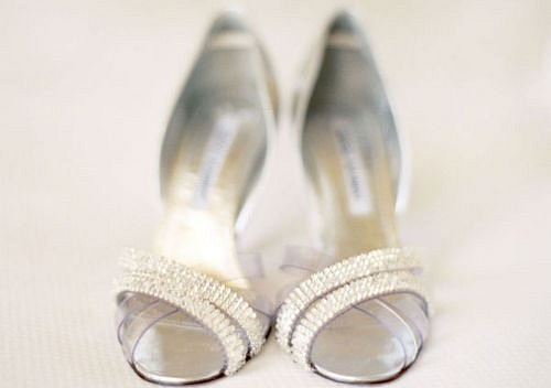 Туфли невесты с тонкими ремешками