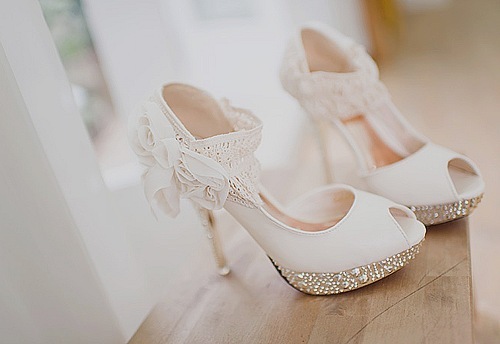 Туфли невесты с мерцающей платформой