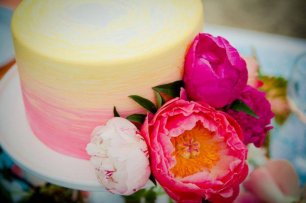 Двухцветный свадебный торт с живыми цветами