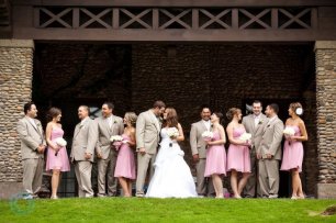 Платья подружек невесты и костюмы друзей жениха в одной цветовой гамме