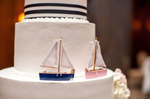 Свадебный торт с фигурками парусников