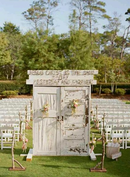 Имитация двери - удивительный декор для свадебной церемонии