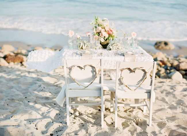 Декор стульев для свадебного торжества на побережье