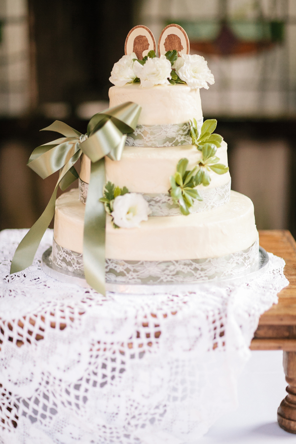 Свадебный торт, насыщенный декором