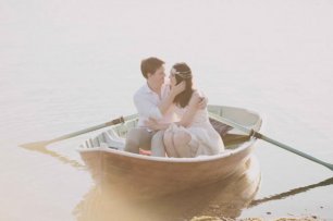 Детали свадебной фотосессии: лодка