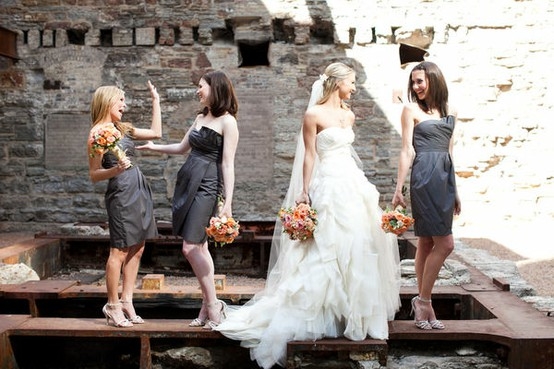 Подружки невесты в платьях-футлярах