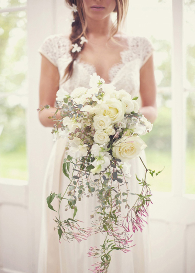 Каскадный букет невесты из белых цветов