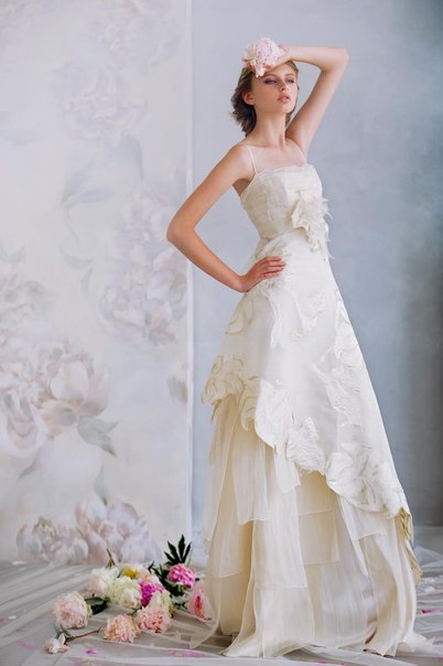 Платье невесты с многослойной юбкой и принтом