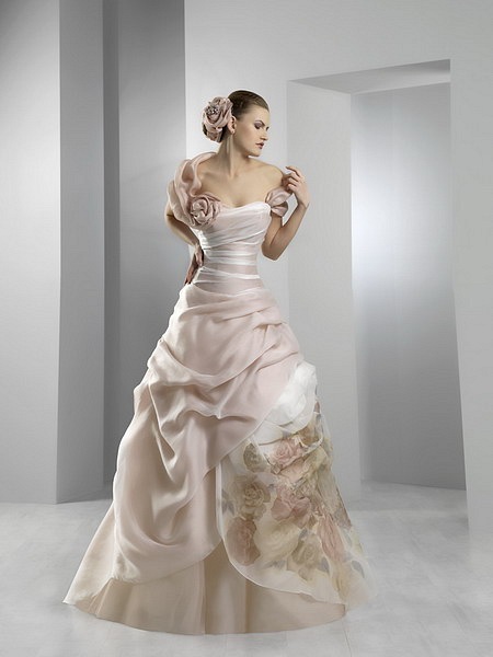 Платье невесты, декорированное тканевыми цветами
