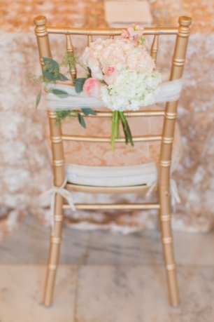 Декор стула тканью и цветами
