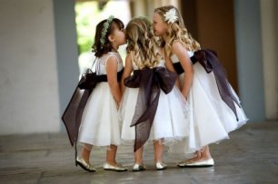 Цветочные девочки в платьях с бантами