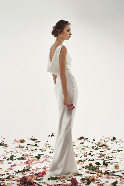 Платье невесты с декольтированной спиной
