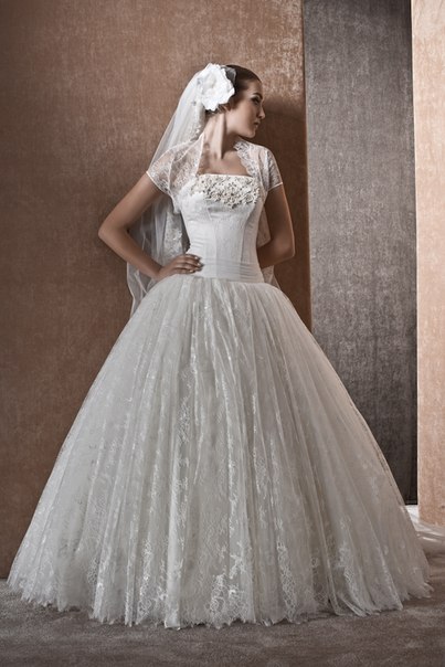 Образ невесты: платье с пышной юбкой, болеро и фата