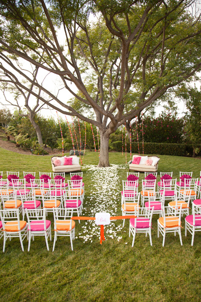 Разноцветные стулья на месте бракосочетания
