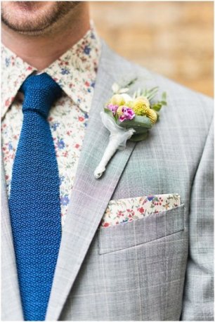 Аксессуары жениха: галстук необычной текстуры и бутоньерка из мимозы
