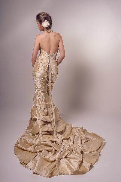 Платье невесты со сложным шлейфом