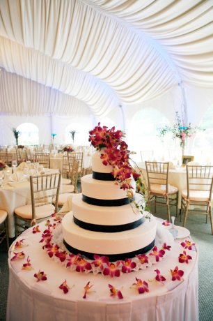Черно-белый свадебный торт, украшенный цветами 